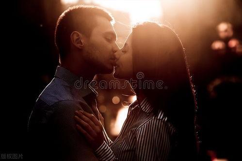 两个人接吻的图片,捕捉接吻的浪漫瞬间
